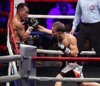 　７回、ノニト・ドネアを攻める堤聖也（撮影・金田祐二）