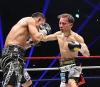 　８回、ノニト・ドネア（左）を攻める堤聖也