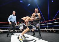 　４回、ノニト・ドネア（右）に攻められる堤聖也