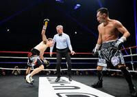 　４回、ノニト・ドネア（右）の攻めにふらつく堤聖也