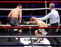 　４回、ノニト・ドネア（左）の攻めにふらつく堤聖也