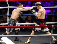 　２回、ノニト・ドネア（左）に攻められる堤聖也