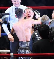 　ノニト・ドネアに祝福される堤聖也（撮影・金田祐二）