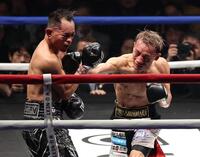 　１１回、ノニト・ドネアを攻める堤聖也（撮影・金田祐二）