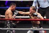 　１１回、ノニト・ドネアを攻める堤聖也（撮影・金田祐二）