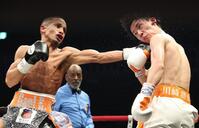 　９回、レネ・サンティアゴに攻められる高見亨介（撮影・佐々木彰尚）