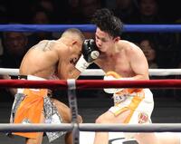 　１１回、レネ・サンティアゴにアッパーをくらう高見亨介（撮影・金田祐二）