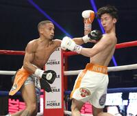 　２回、レネ・サンティアゴ（左）のパンチを浴びる高見亨介