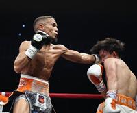 　３回、レネ・サンティアゴ（左）の左をくらう高見亨介（撮影・佐々木彰尚）