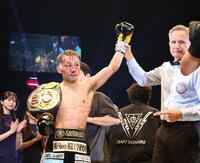 　防衛に成功した堤聖也（撮影・佐々木彰尚）