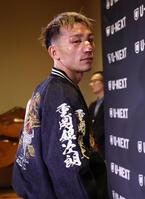 　右袖に重岡兄弟の名前を刺しゅうした堤聖也（撮影・佐々木彰尚）