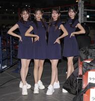 　ポーズを決める（左から）野々宮有希、吉田明加、森かんな、神城朱里（撮影・佐々木彰尚）