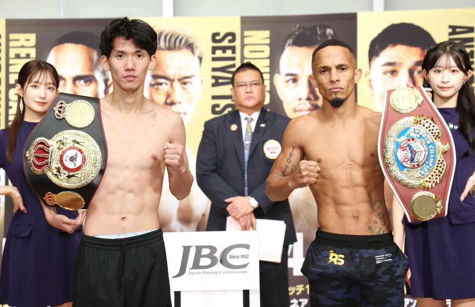 　計量をパスした高見亨介（左）とレネ・サンティアゴ