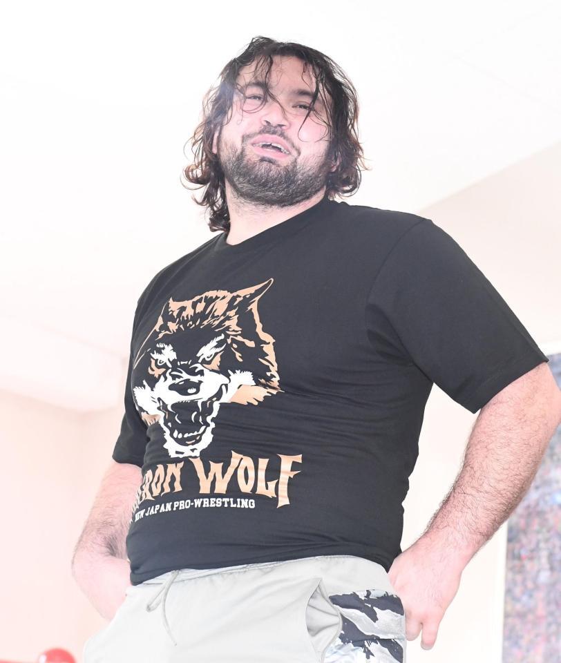 　出来上がったばかりのＴシャツを着て笑顔を見せるウルフ・アロン（撮影・園田高夫）