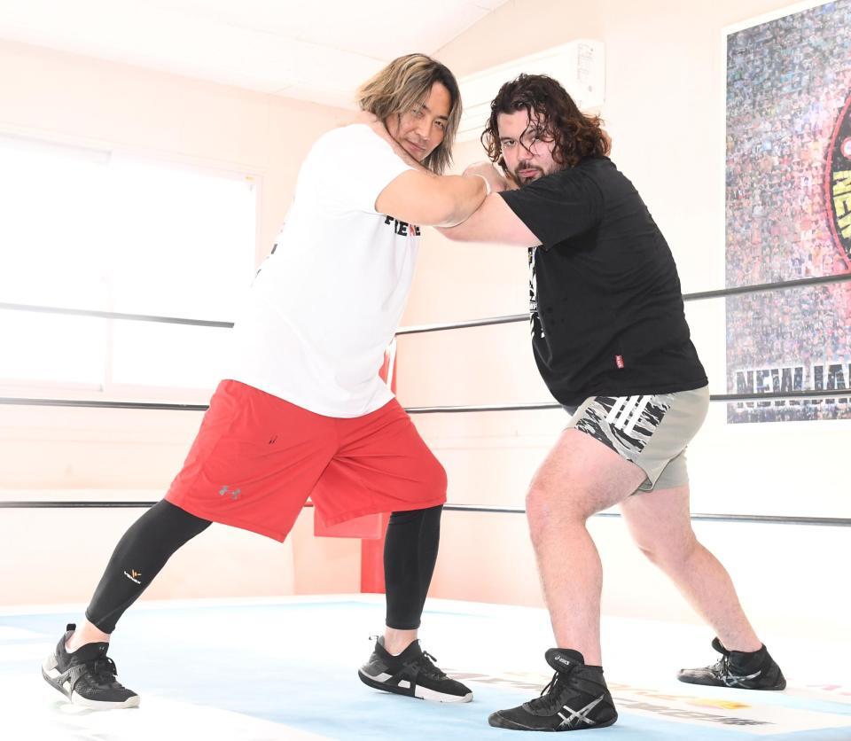 　練習を公開した棚橋弘至（左）とウルフ・アロン（撮影・園田高夫）