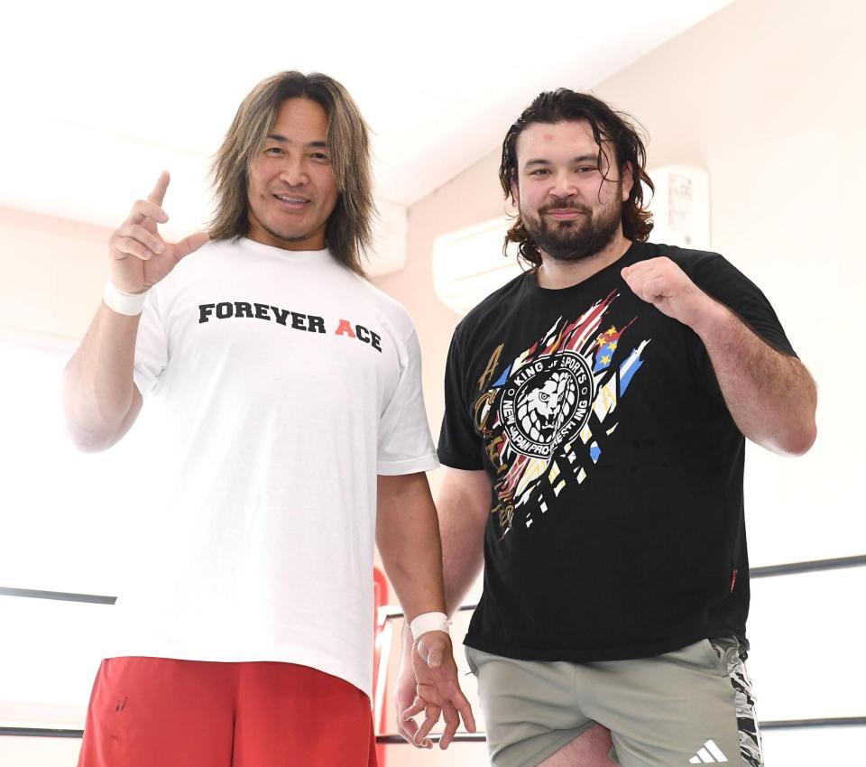 　公開練習を行った棚橋弘至（左）とウルフ・アロン（撮影・園田高夫）