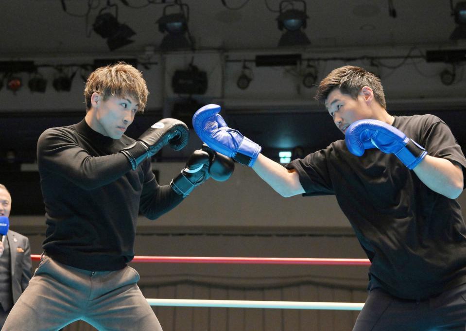 　マスボクシングを行う井上尚弥（左）と長谷川穂積氏＝２０２３年