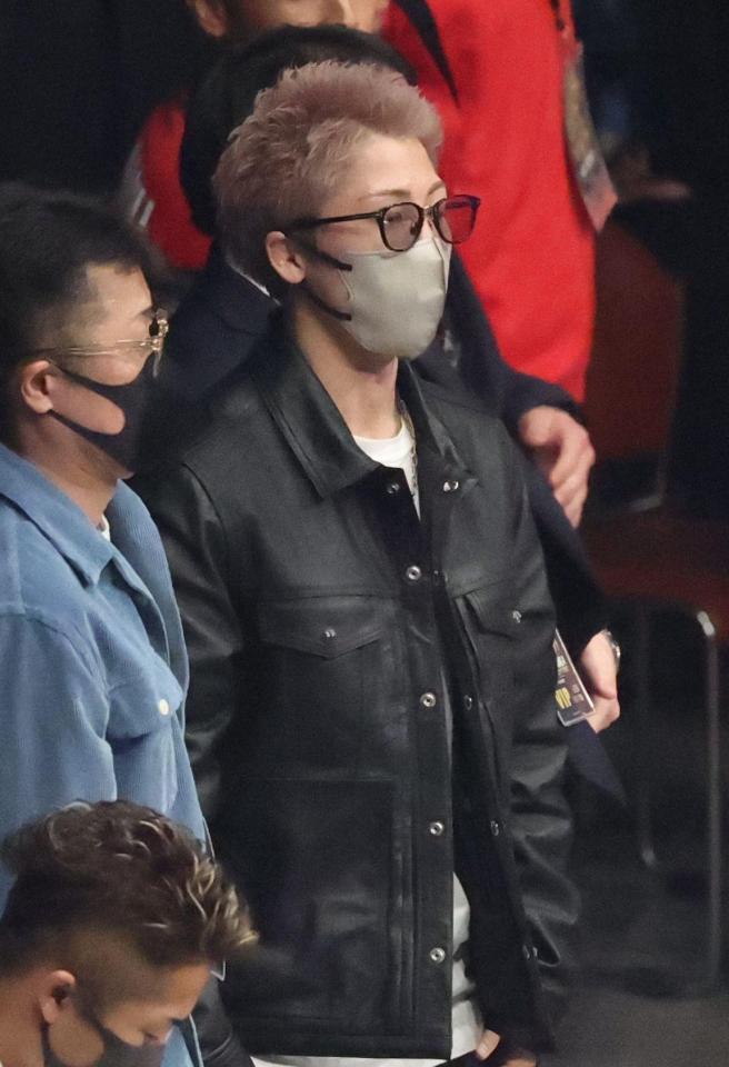 　観戦する井上尚弥（撮影・金田祐二）