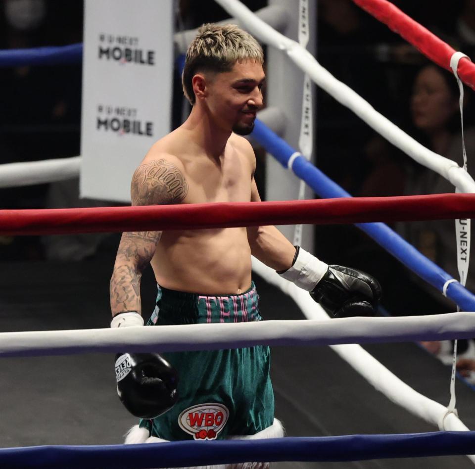 　マウスピースがなく試合開始できずおどけるアンソニー・オラスクアガ（撮影・金田祐二）