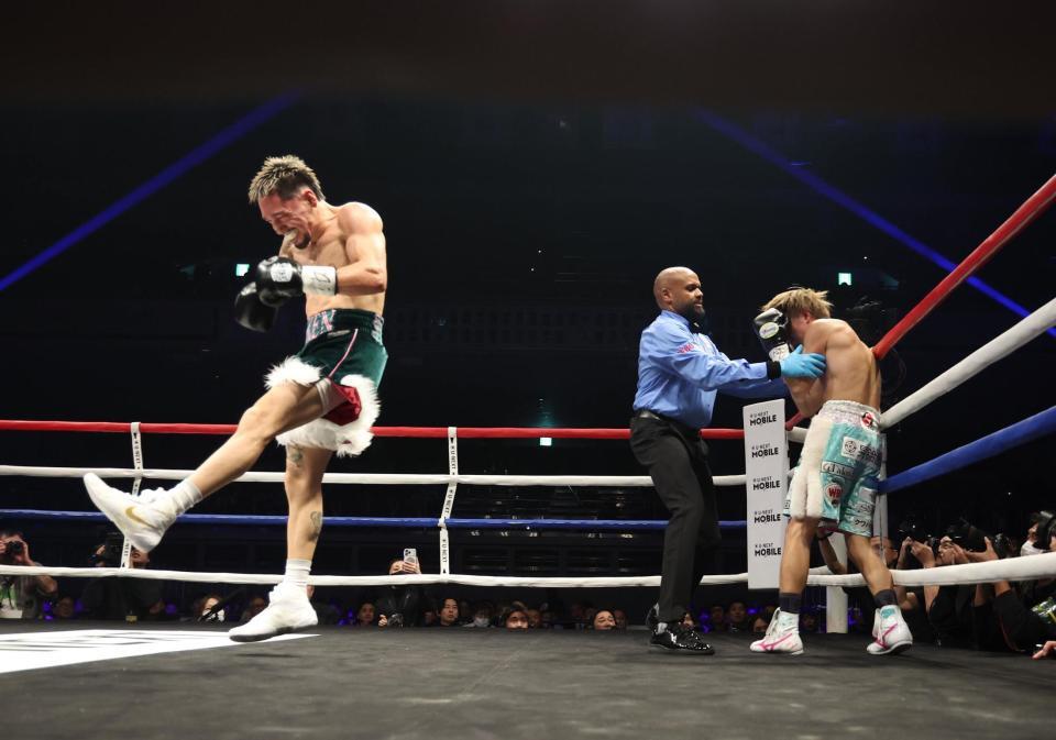 　４回、ＴＫＯ負けを喫した桑原拓（右）と防衛に喜ぶアンソニー・オラスクアガ（撮影・佐々木彰尚）