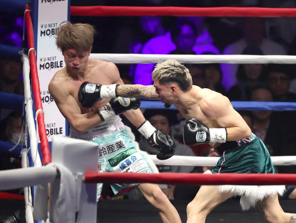 　１回、アンソニー・オラスクアガに右ストレートを浴びる桑原拓（撮影・金田祐二）