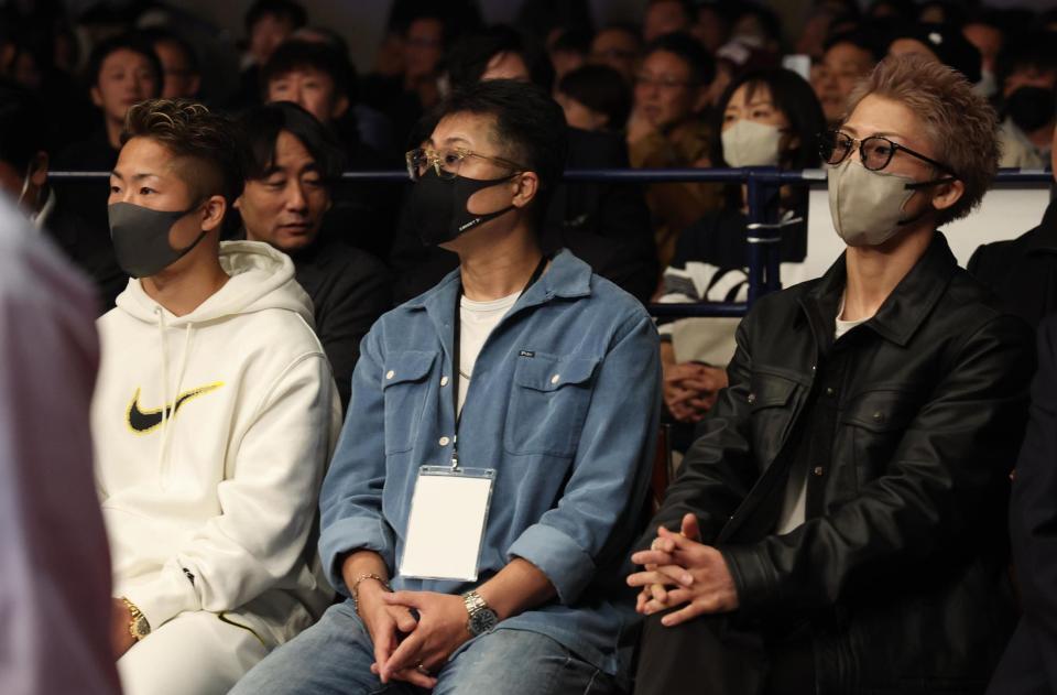 　観戦する（左から）井上拓真、真吾トレーナー、井上尚弥（撮影・佐々木彰尚）