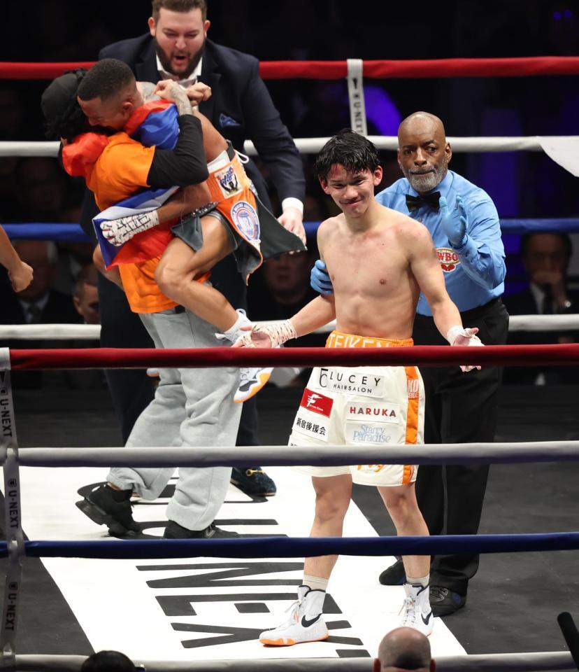 　判定でレネ・サンティアゴに敗れ不満そうな高見亨介（撮影・金田祐二）