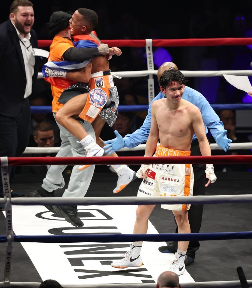 　レネ・サンティアゴに判定で敗れ悔しがる高見亨介（撮影・金田祐二）