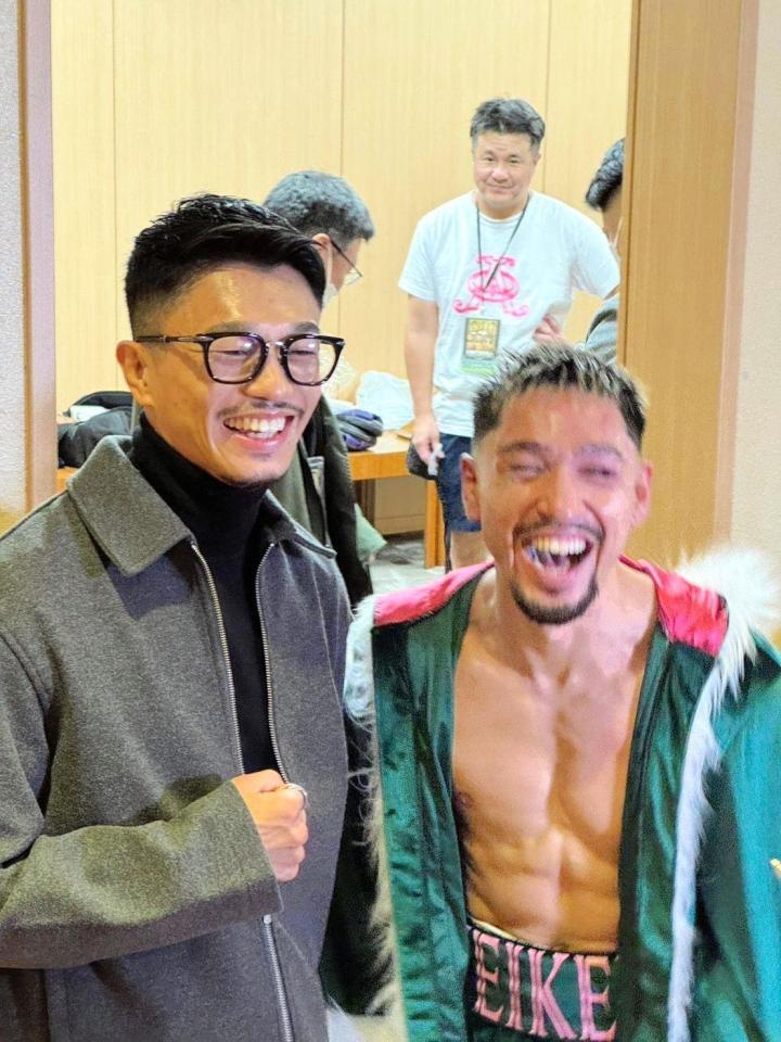 　オラスクアガ（右）を祝福した中谷潤人（左）