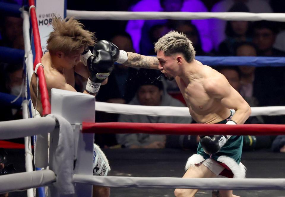 　２回、アンソニー・オラスクアガに攻められる桑原拓（撮影・金田祐二）