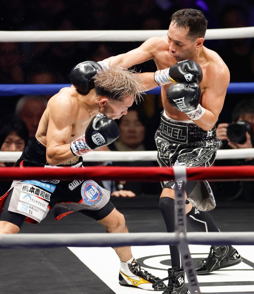 　４回、ノニト・ドネア（右）に攻められる堤聖也