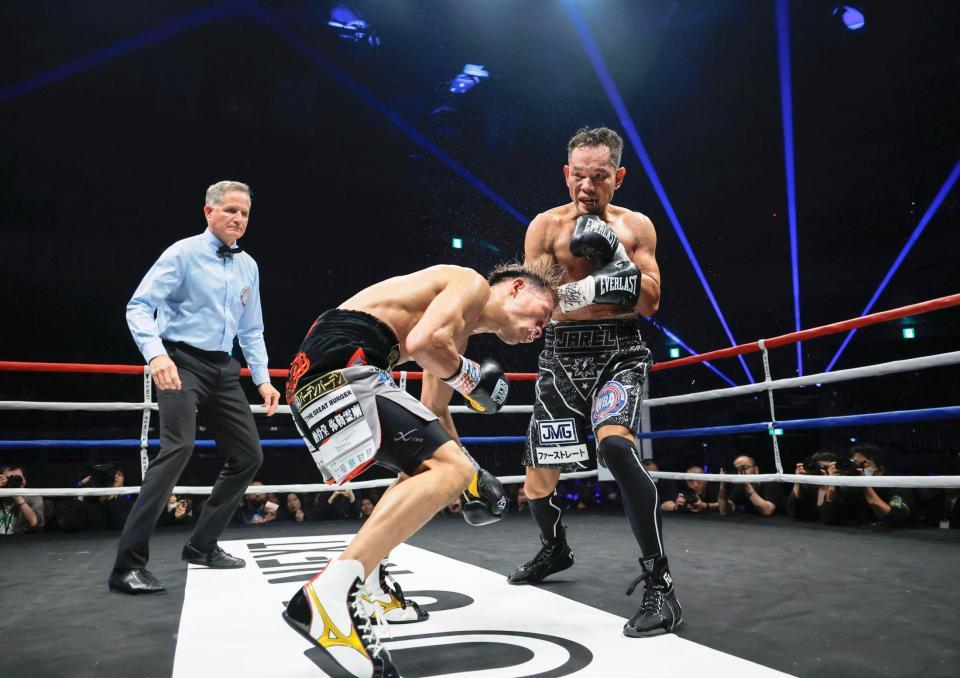 　４回、ノニト・ドネア（右）に攻められる堤聖也