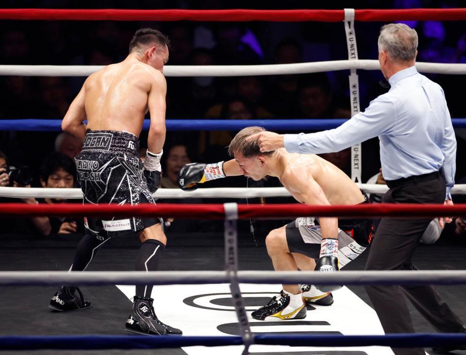 　４回、ノニト・ドネア（左）の攻めにふらつく堤聖也