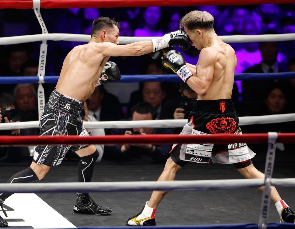 　２回、ノニト・ドネア（左）に攻められる堤聖也