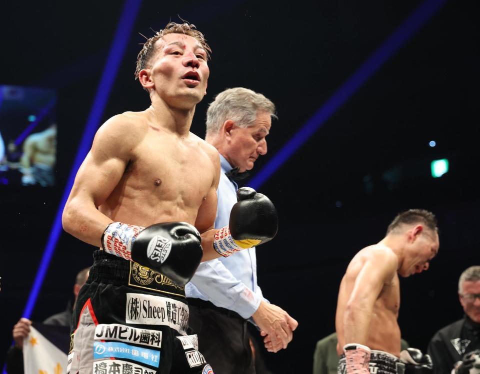 　防衛に成功し喜ぶ堤聖也（撮影・佐々木彰尚）