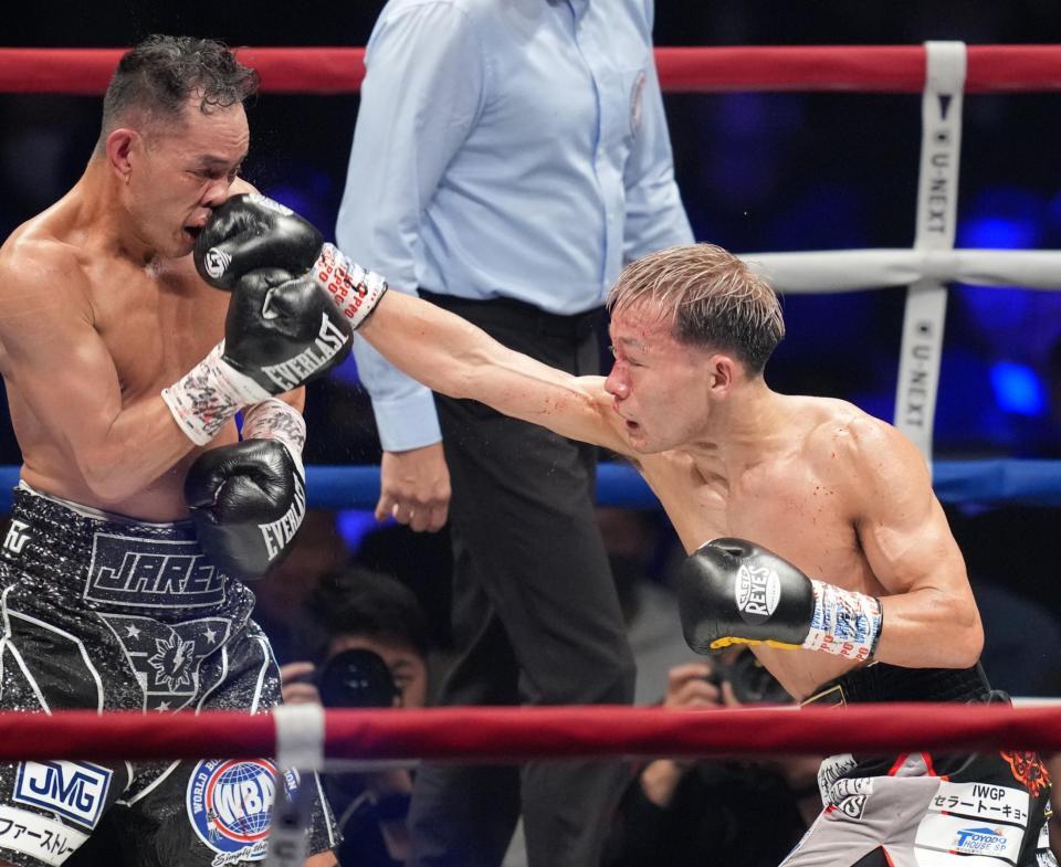 　５回、ノニト・ドネア（左）を攻める堤聖也