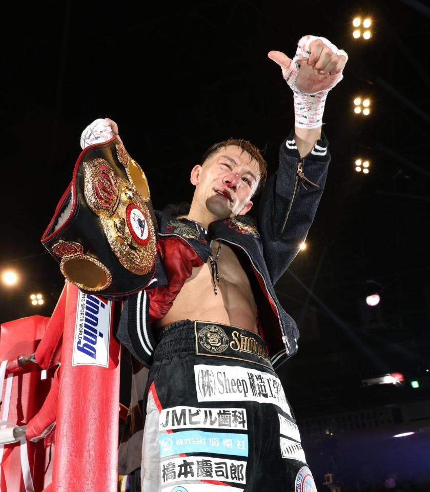 　防衛に成功し喜ぶ堤聖也（撮影・佐々木彰尚）