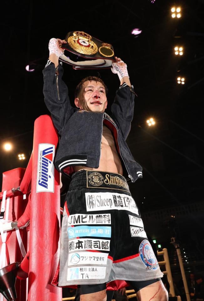 　防衛に成功しベルトを掲げる堤聖也（撮影・佐々木彰尚）