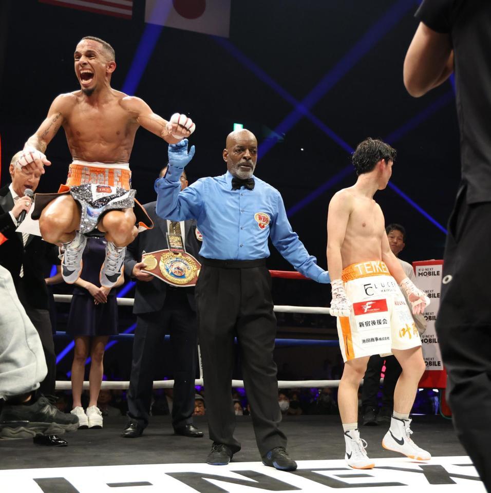 　判定でレネ・サンティアゴ（左）に敗れた高見亨介