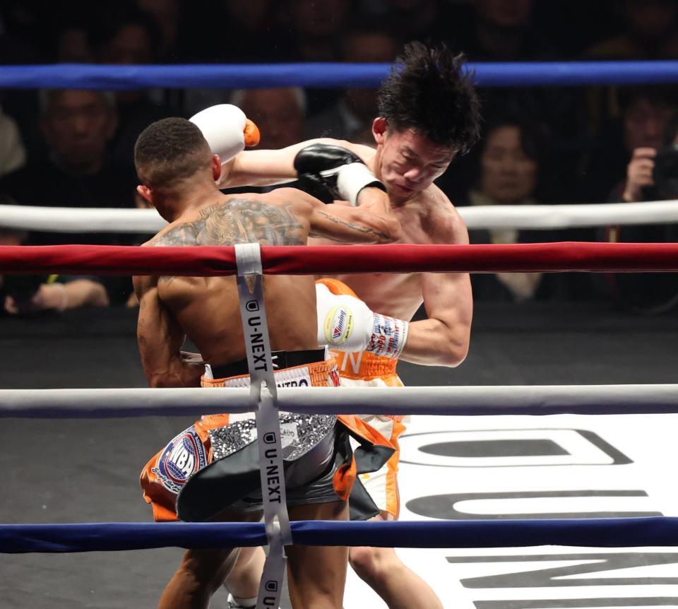 　８回、レネ・サンティアゴにフックをもらう高見亨介（撮影・金田祐二）