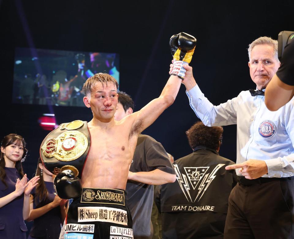 　防衛に成功した堤聖也（撮影・佐々木彰尚）