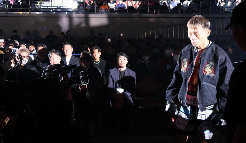 　堤聖也の入場を見つめる井上尚弥（左）＝撮影・佐々木彰尚