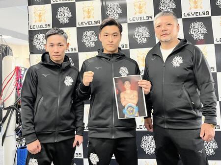 　再起戦を発表した（左から）武市マネジャー、西田凌佑、枝川会長