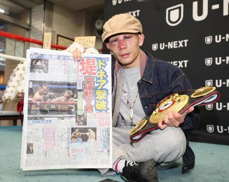 　一夜明け、デイリースポーツを手にする堤聖也（撮影・金田祐二）