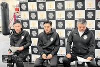 　再起戦を発表した（左から）武市マネジャー、西田凌佑、枝川会長