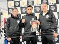 　再起戦を発表した（左から）武市マネジャー、西田凌佑、枝川会長