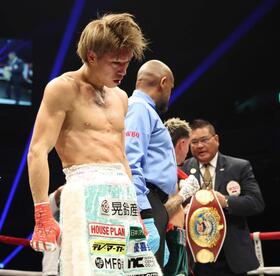 　４回ＴＫＯ負けを喫した桑原拓（撮影・佐々木彰尚）