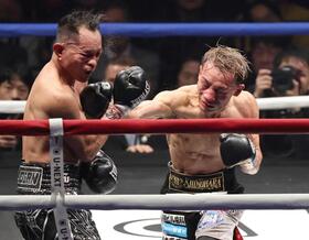 　１１回、ノニト・ドネアを攻める堤聖也（撮影・金田祐二）