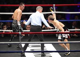 　４回、ドネアのパンチにふらつく堤（右）