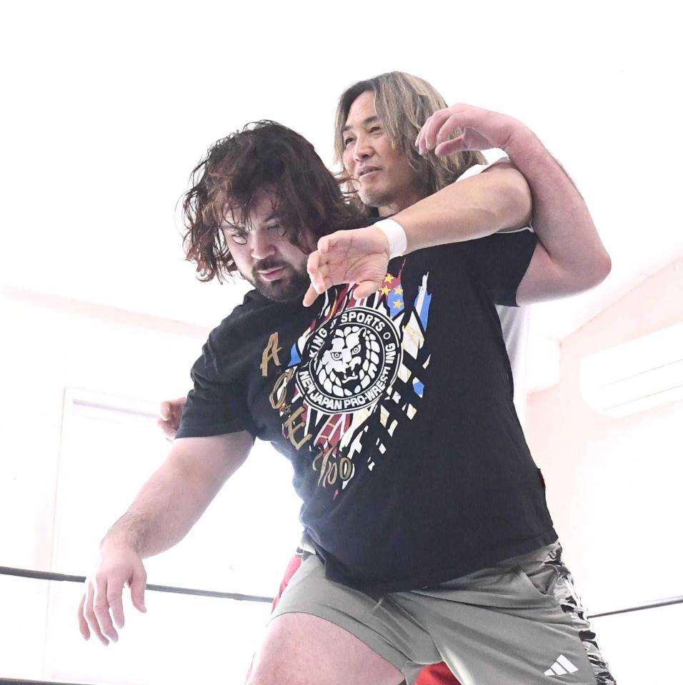 　棚橋弘至（右）と基本的な動きを確認するウルフアロン（撮影・園田高夫）